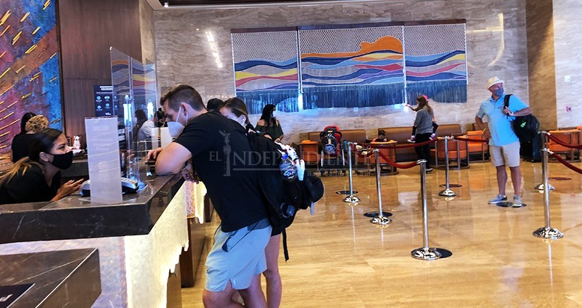 Advierten a turistas internacional sobre el uso obligatorio del cubrebocas en Los Cabos