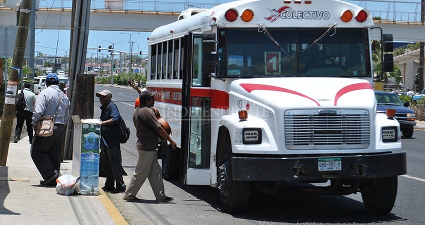 A regañadientes es como algunos usuarios del transporte público utilizan el cubrebocas 