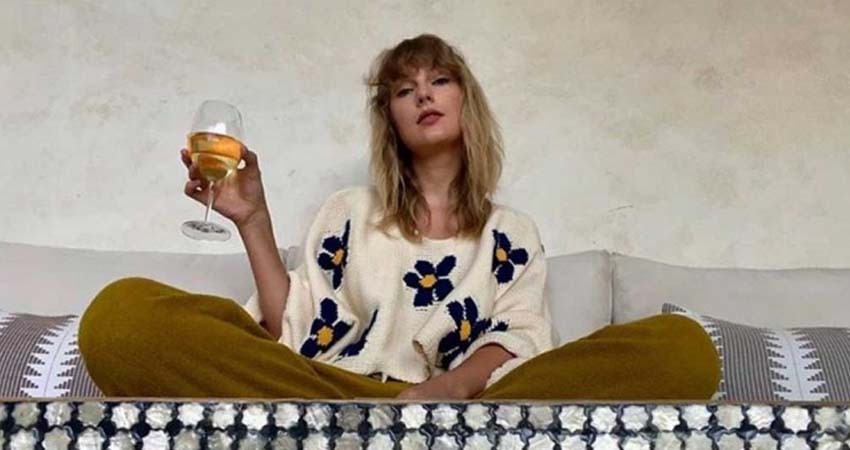 Taylor Swift rediseña su disco 'Folklore' tras ser acusada de plagio Taylor Swift rediseña su disco 'Folklore' tras ser acusada de plagio