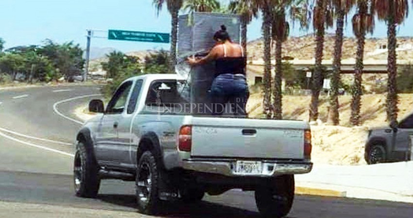 Se burlaron de ella cuando transportaba un refrigerador, sin saber que su caso contenía una lección de sacrificio y esfuerzo 