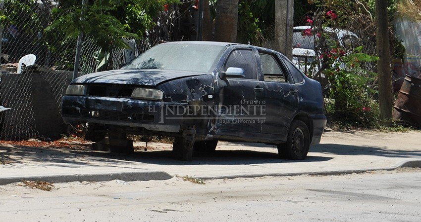 Piden colonos del Zacatal hagan “limpia” de autos chatarra que obstruyen la vía pública 