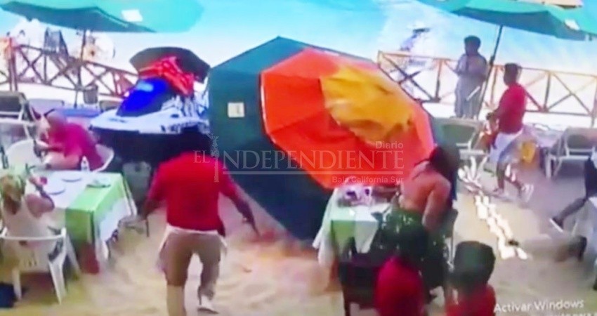 Moto acuática arrolla a mujer en playa El Médano de CSL Moto acuática arrolla a mujer en playa El Médano de CSL