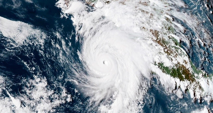 Huracán “Genevieve” baja a categoría 3, aún generará lluvias intensas para BCS Huracán “Genevieve” baja a categoría 3, aún generará lluvias intensas para BCS