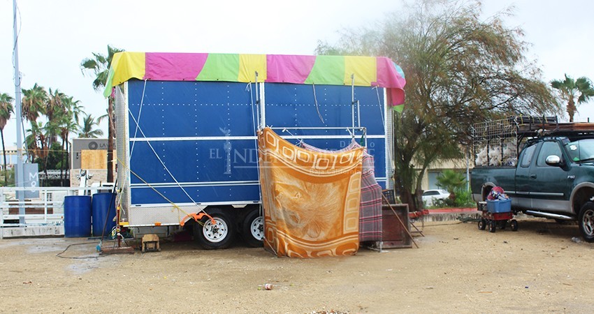 Personas varadas en la feria se niegan a acudir a refugios temporales por temor a perder su mercancía