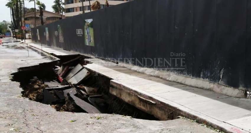 Enorme socavón en colonia El Medano en CSL