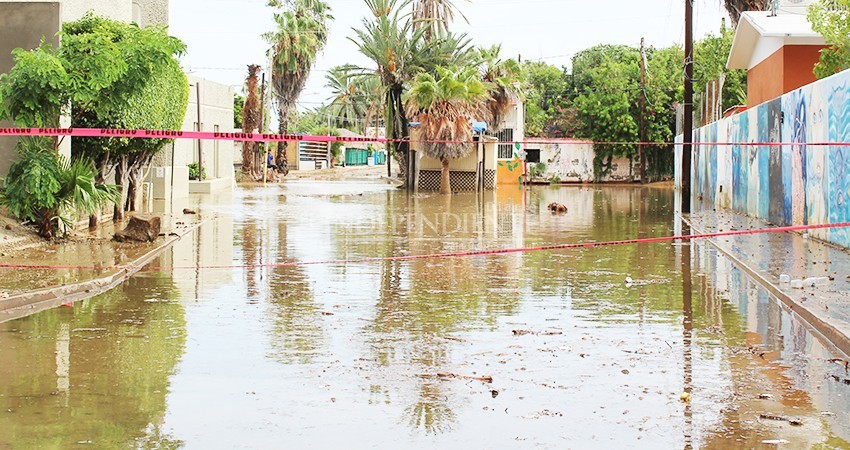 Centro histórico sumergido en fétidos olores, aguas negras y lodo