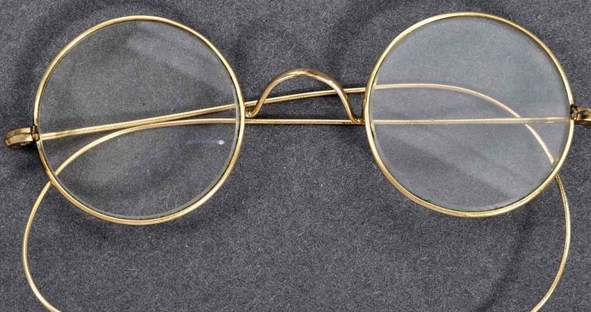 Subastan los lentes de Gandhi en más de $7 millones
