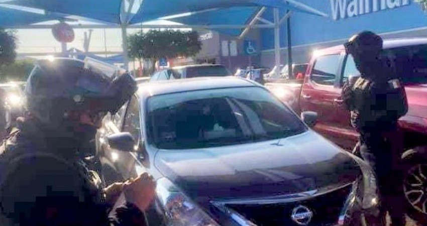 Dejó encerrado a su bebé en el carro para comprar croquetas