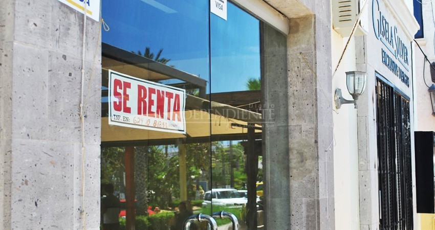 Negocios con letreros de “se renta”, donde alguna vez se anheló una vida próspera 