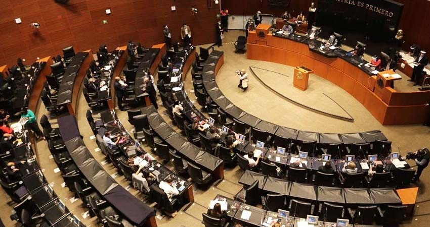 Senadores presentan solicitud de consulta popular para enjuiciar a expresidentes