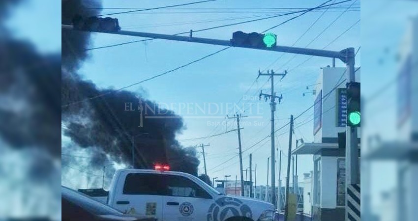 Voraz incendio en calle Leona Vicario en CSL