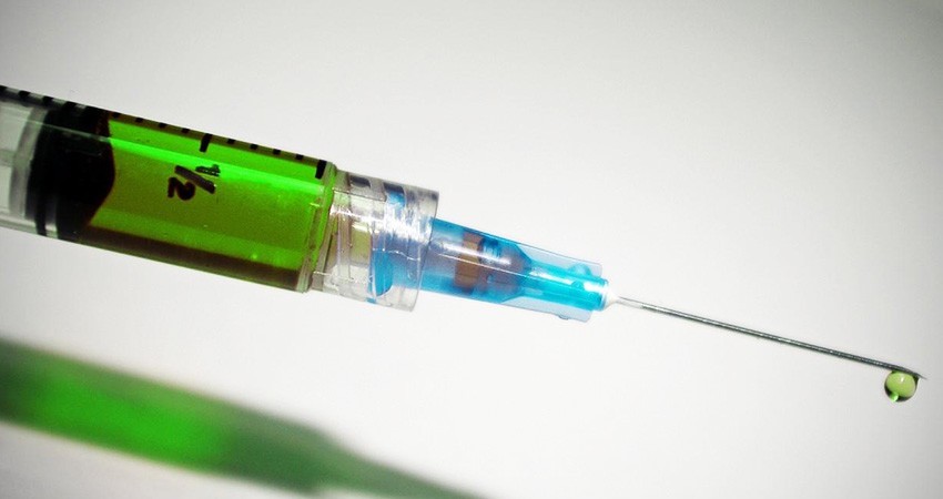 Vacuna Pfizer-BioNTech contra covid podría estar lista en noviembre