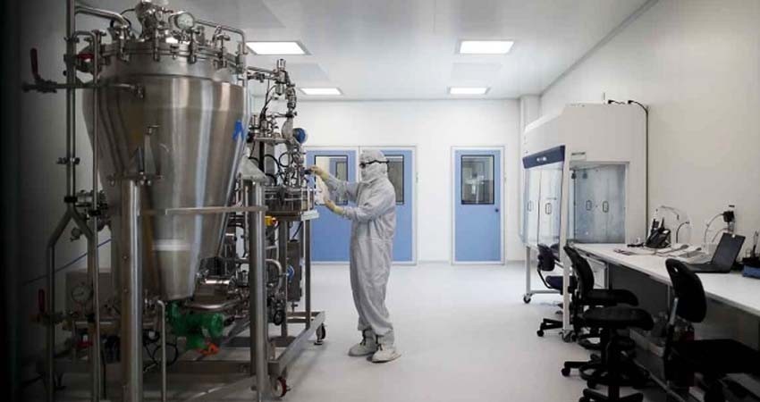 Vacuna de AstraZeneca-Oxford ya está en producción