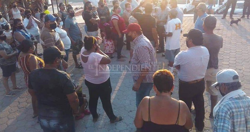 Vecinos de la colonia El Pedregal de La Paz clama por agua Vecinos de la colonia El Pedregal de La Paz clama por agua