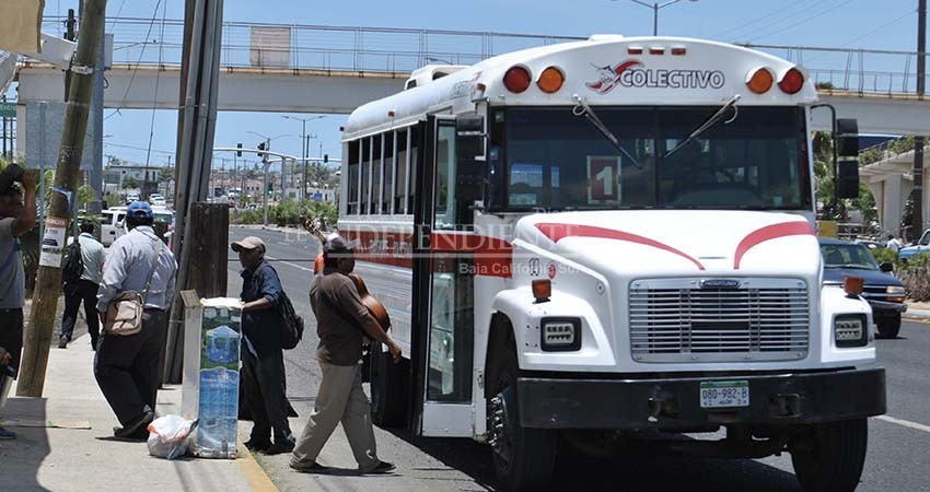 Una vez en el pesero, los usuarios se quitan el cubrebocas: Transporte Municipal