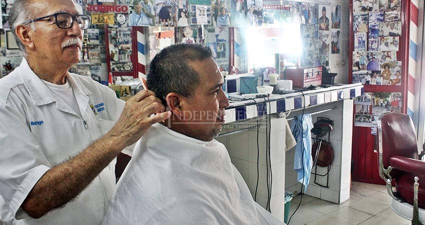 “Ahí la llevamos”: comerciantes del centro ven regresar a su clientela