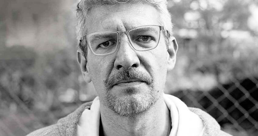 Palabras para dejar la oscuridad; Emiliano Monge da a vida a su primera novela distópica