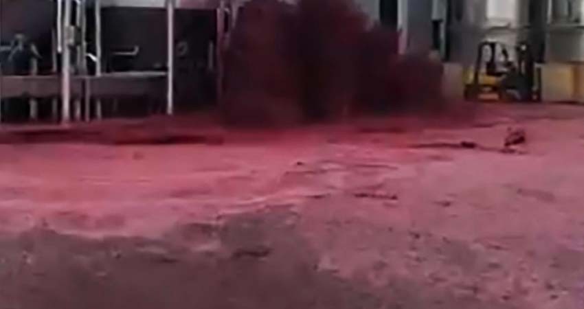 Revienta bodega y se derraman más de 50 mil litros de vino tinto