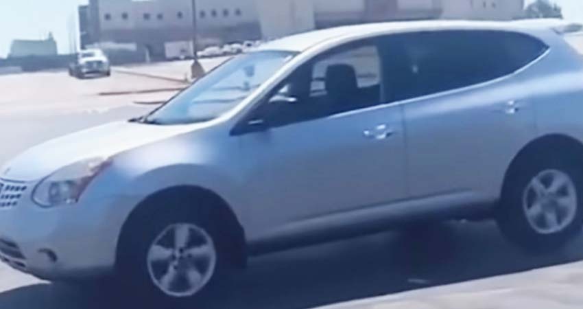 Gastó casi 360 dólares en 'transformar' su auto en un Tesla, así quedó