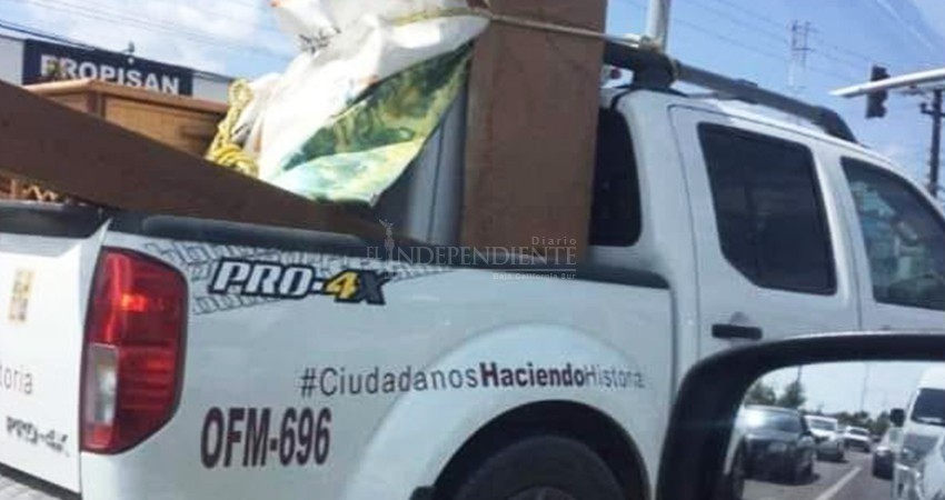 Captan a vehículo oficial utilizado como transporte de mudanza