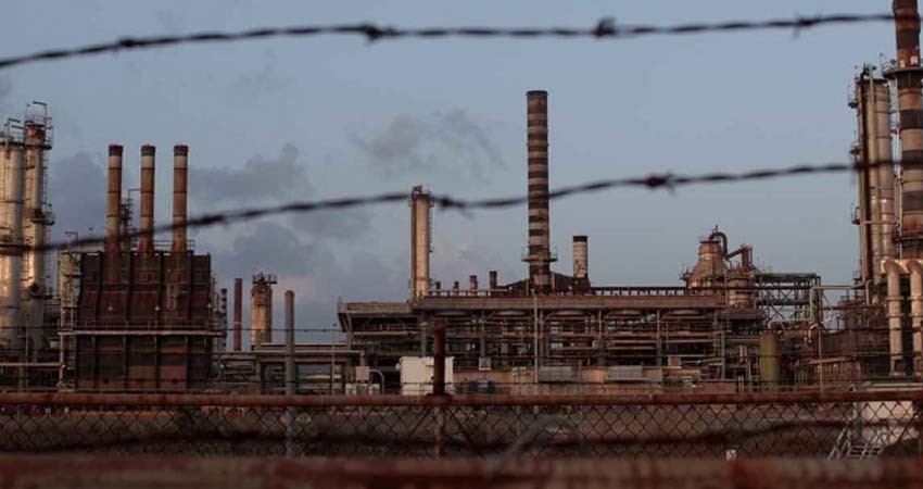 Caen reservas de petróleo en EU y sostienen precios Caen reservas de petróleo en EU y sostienen precios