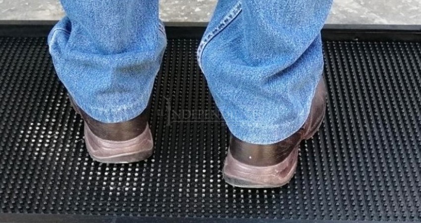 Tapete con desinfectante en accesos de negocios es obligatorio