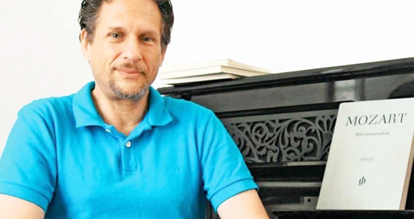 El poeta y ensayista Sandro Cohen permanece luchando contra el COVID-19