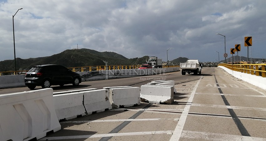 Peligroso desorden de muros de contención sobre puente Leona Vicario Peligroso desorden de muros de contención sobre puente Leona Vicario