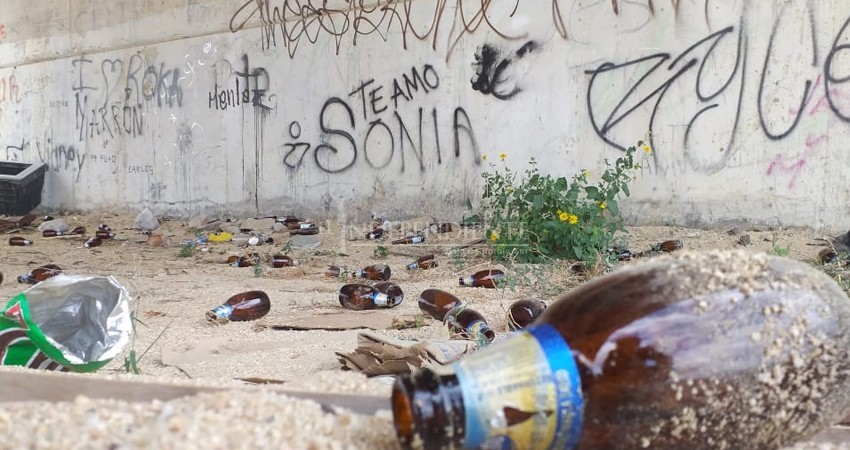 Denuncian vandalismo, contaminación y malos olores bajo puente de “Santa Anita”