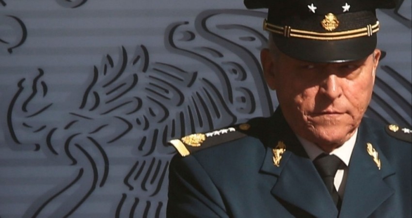 Retiran en USA cargos contra Cienfuegos; viene a México con expediente