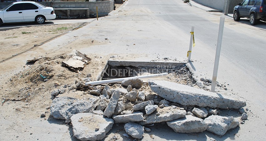 ¡Otra de OOMSAPAS! Casi dos meses sin tapar un socavón