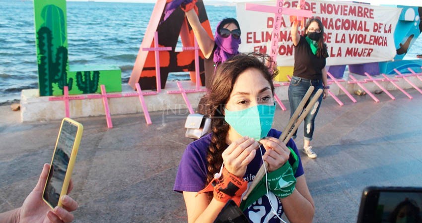 Clausuran letras de La Paz en manifestación contra violencia hacia las mujeres Clausuran letras de La Paz en manifestación contra violencia hacia las mujeres