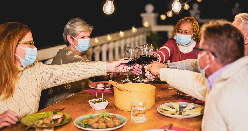 Tras prohibición de fiestas, emiten reglas para  convivios familiares por navidad