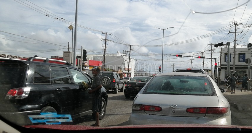 Semáforos de CSL: Abarrotados de franeleros Semáforos de CSL: Abarrotados de franeleros