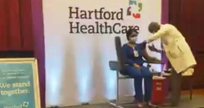 Aplican primeras dosis de vacuna de Moderna en EU