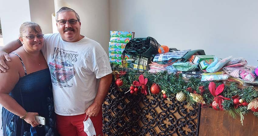 La ayuda no se detiene: turistas extranjeros reparten regalos navideños La ayuda no se detiene: turistas extranjeros reparten regalos navideños