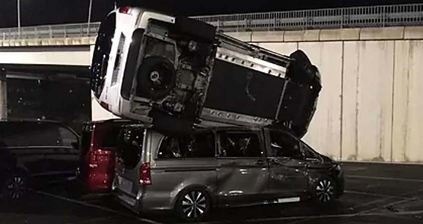 Furioso, exempleado destroza 69 autos en fábrica de Mercedes