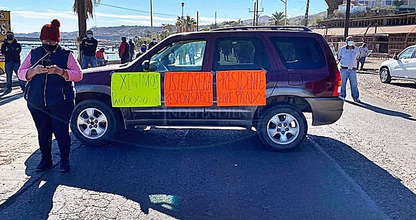 Burócratas cierran carretera por conflicto laboral con el gobierno de Mulegé Burócratas cierran carretera por conflicto laboral con el gobierno de Mulegé