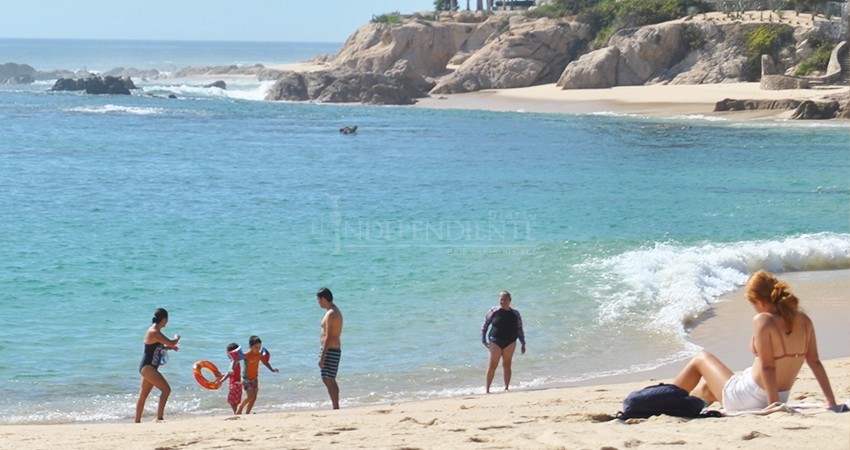 De momento no hay instrucciones para cierre de playas en Los Cabos