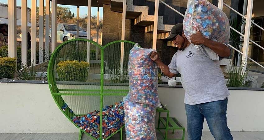 Instalan corazones gigantes que recolectarán ayuda para niños con cáncer
