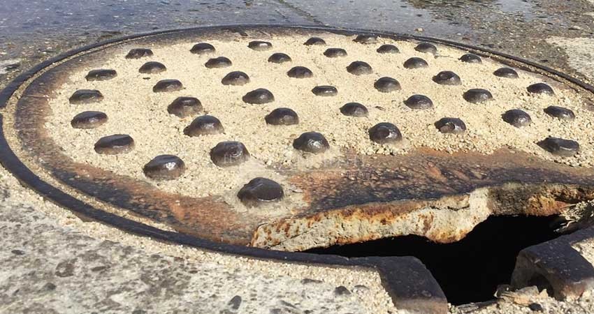 No sólo baches, las coladeras en mal estado también son una constante en Los Cabos