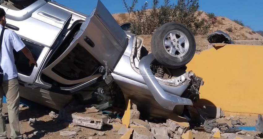 Camioneta se estrella frente a un hospital Camioneta se estrella frente a un hospital