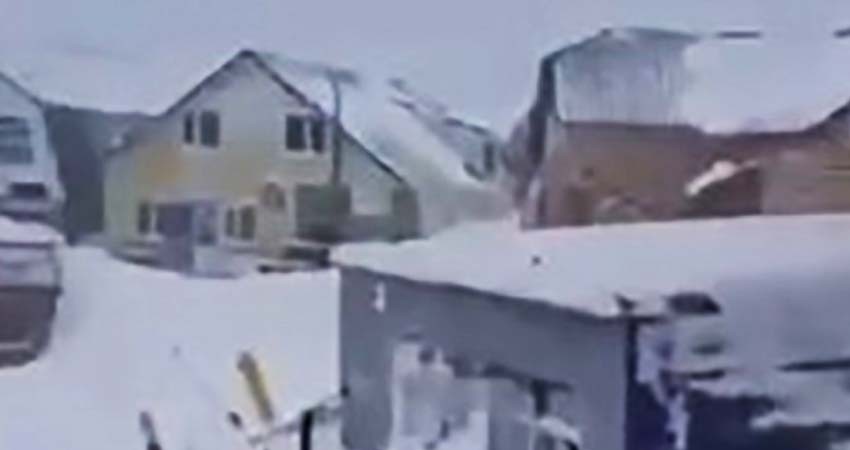 Captan enorme avalancha de nieve sepultando cabañas en Rusia Captan enorme avalancha de nieve sepultando cabañas en Rusia