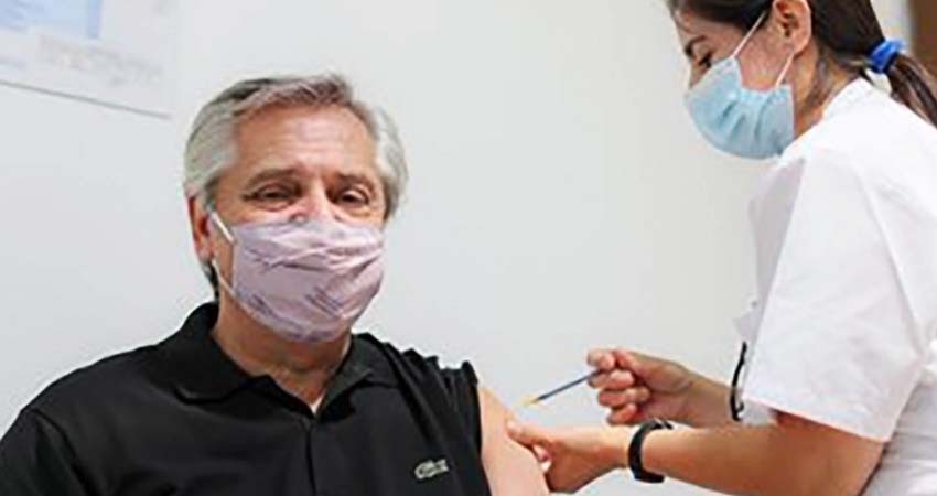 Presidente de Argentina recibe vacuna Sputnik V contra covid