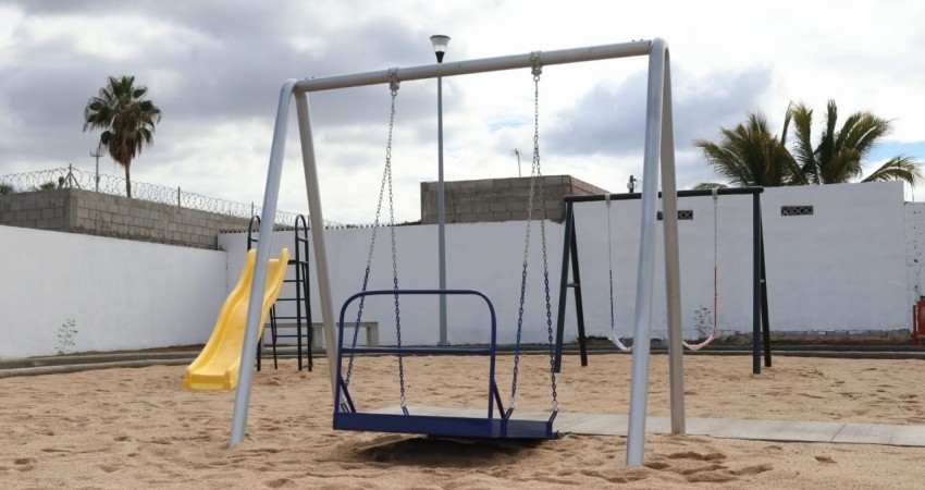 Entrega el alcalde de La Paz, nuevo parque en El Zacatal