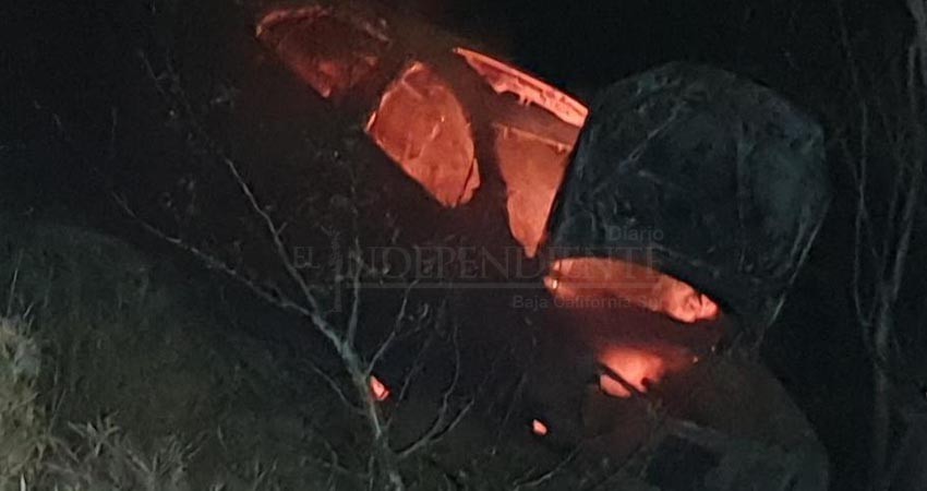 Hallan cuerpo carbonizado dentro de un vehículo