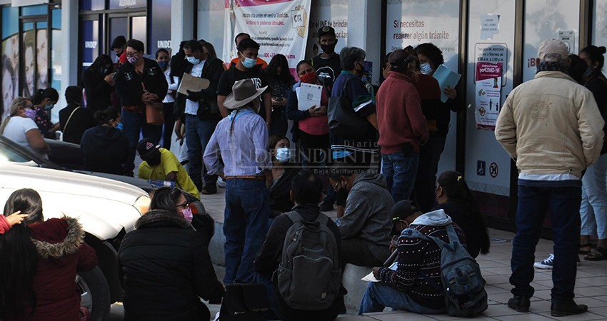 Continúan filas en módulos del INE; corre el riesgo de ser clausurado