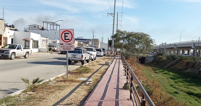 Tránsito y Vialidad ponen fin al “agandalle” de estacionamiento en el Parque Constituyentes Tránsito y Vialidad ponen fin al “agandalle” de estacionamiento en el Parque Constituyentes
