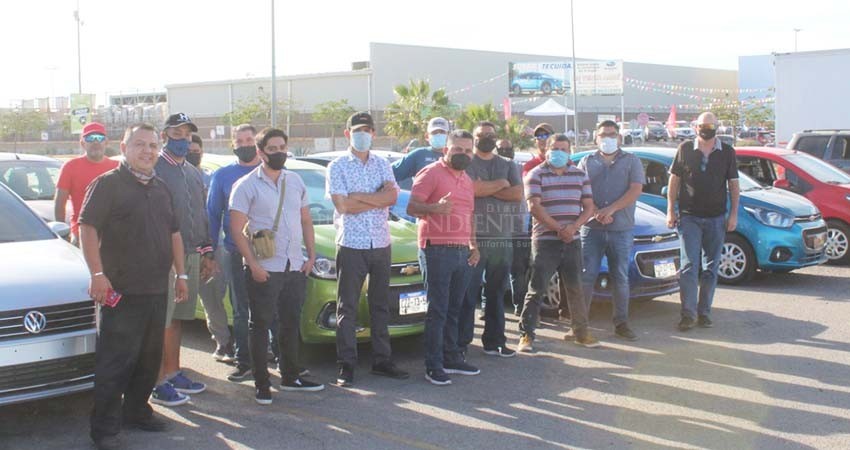 Inconformes con tarifas, socios de UBER y DIDI protestan contra las trasnacionales