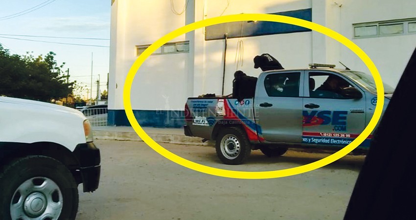 Policías Municipales subcontratados por una empresa para vigilar terrenos en Pichilingue